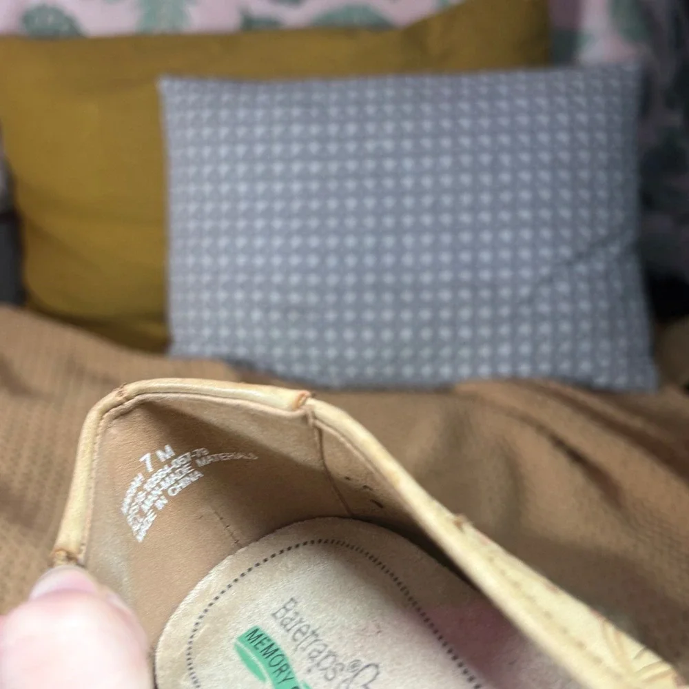Baretraps Beige Cutout Ballet Flats Women's‎ 7M Memory Foam Comfort Shoes